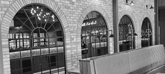 Auswide Harrigans B&W